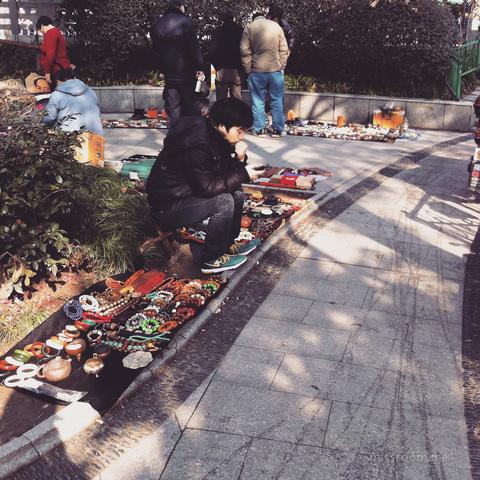 香积寺路桥边的收藏古玩摊