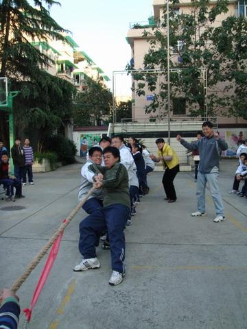 春蕾中学的拔河比赛