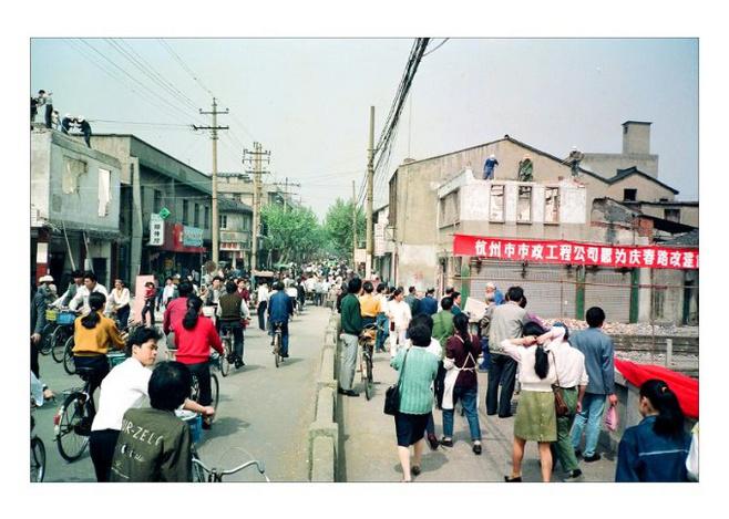 1980年前的庆春路菜市桥段