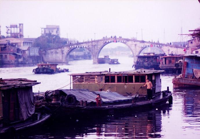 拱宸桥旁的船上人家